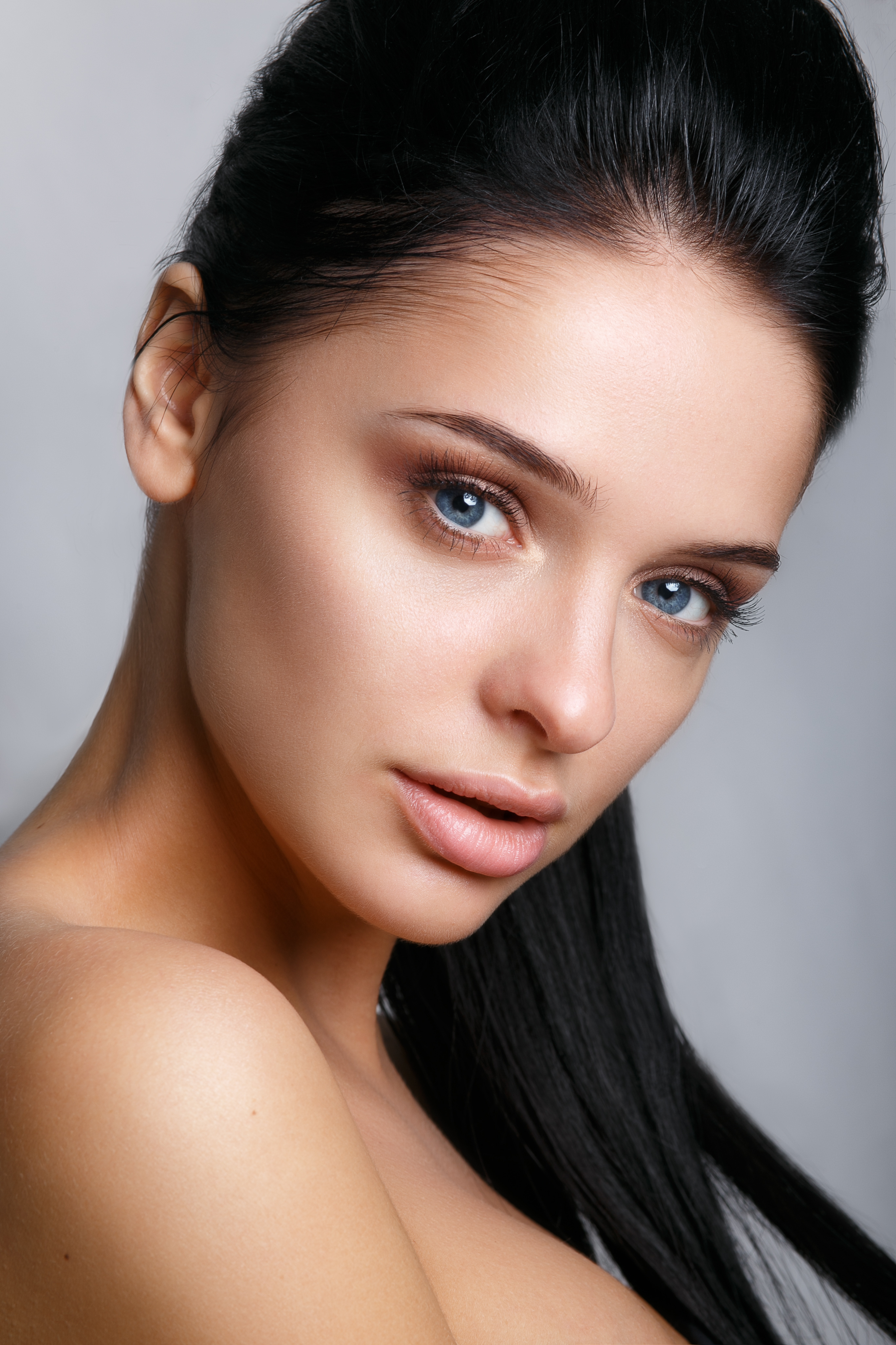 Beautiful woman face. Perfect makeup.Glamour portrait of beautiful woman model with fresh daily makeup .