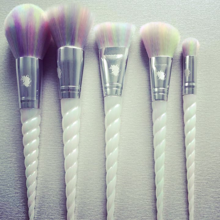 socialfeed-unicorn-make-up-brushes-though-unicorn-makeup-brushes