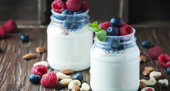 healthy snacks Greek yoghurt and blueberries