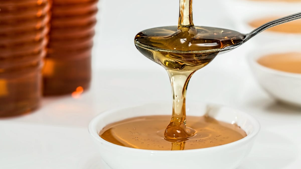 manuka honey in bowl