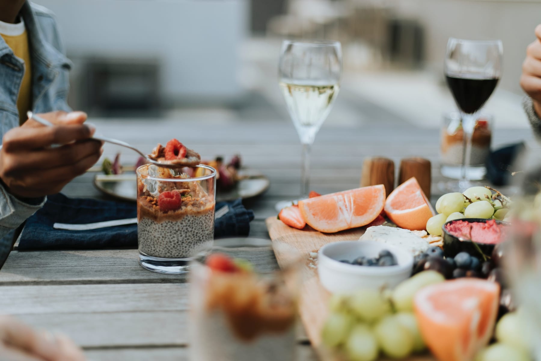 les gens qui mangent des aliments sains