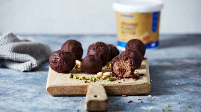 Fehérjegolyó recept | mogyoróvajas brownie bomba