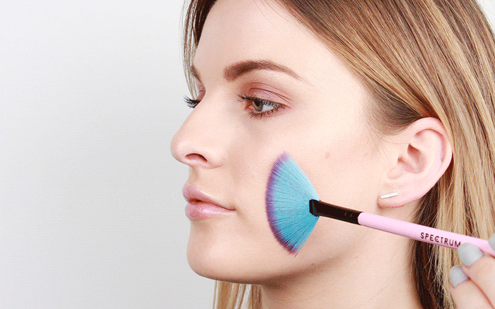 how to use a fan makeup brush