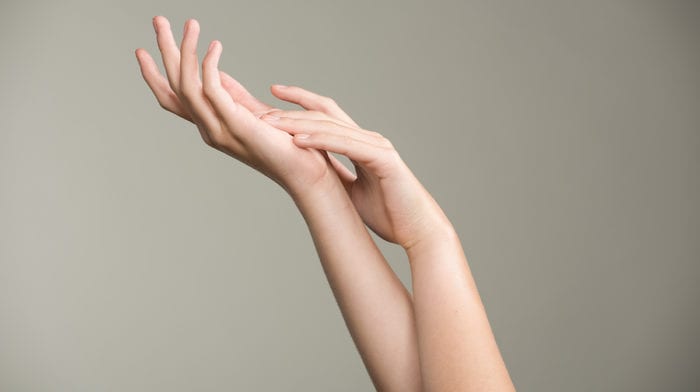 GLOSSY Tutorial: Strapazierte Hände? So solltest du sie pflegen!