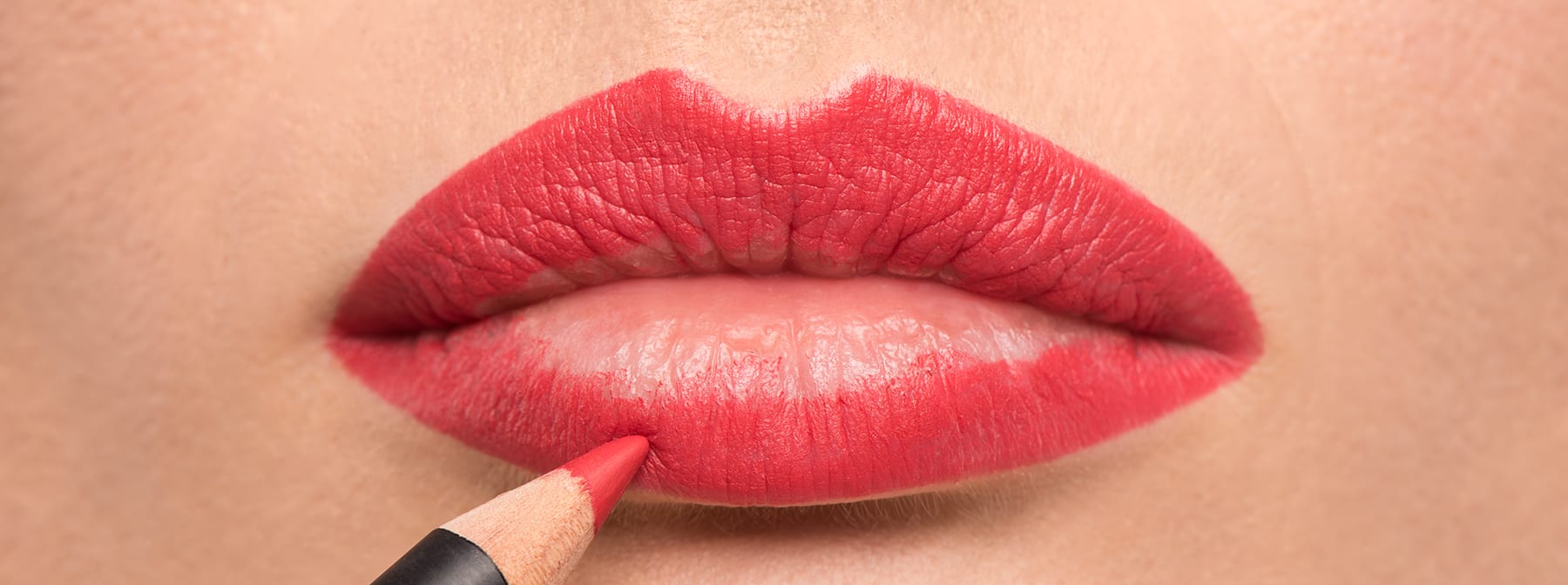 GLOSSY Tutorial: Um die perfekte Lippenform zu kreieren, musst du DAS tun!