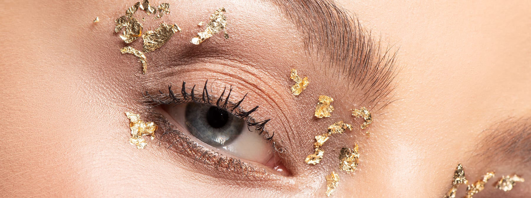 GLOSSY Tutorial: Hebe deinen Make-up-Look mit Blattgold auf ein neues Level!
