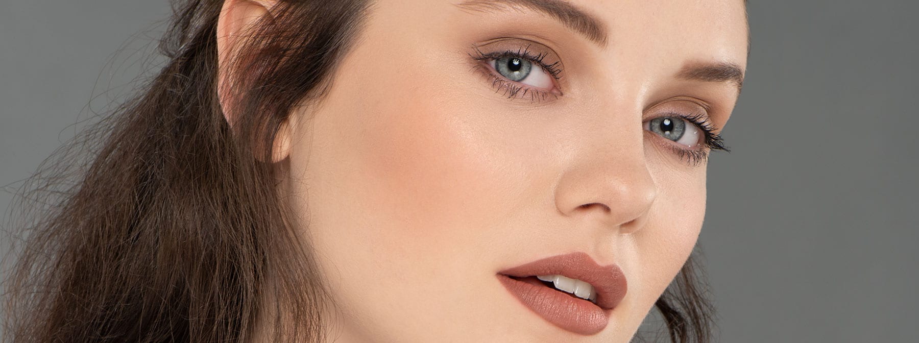GLOSSY Tutorial: Lieg Make-up-technisch voll im Trend mit Erdtönen