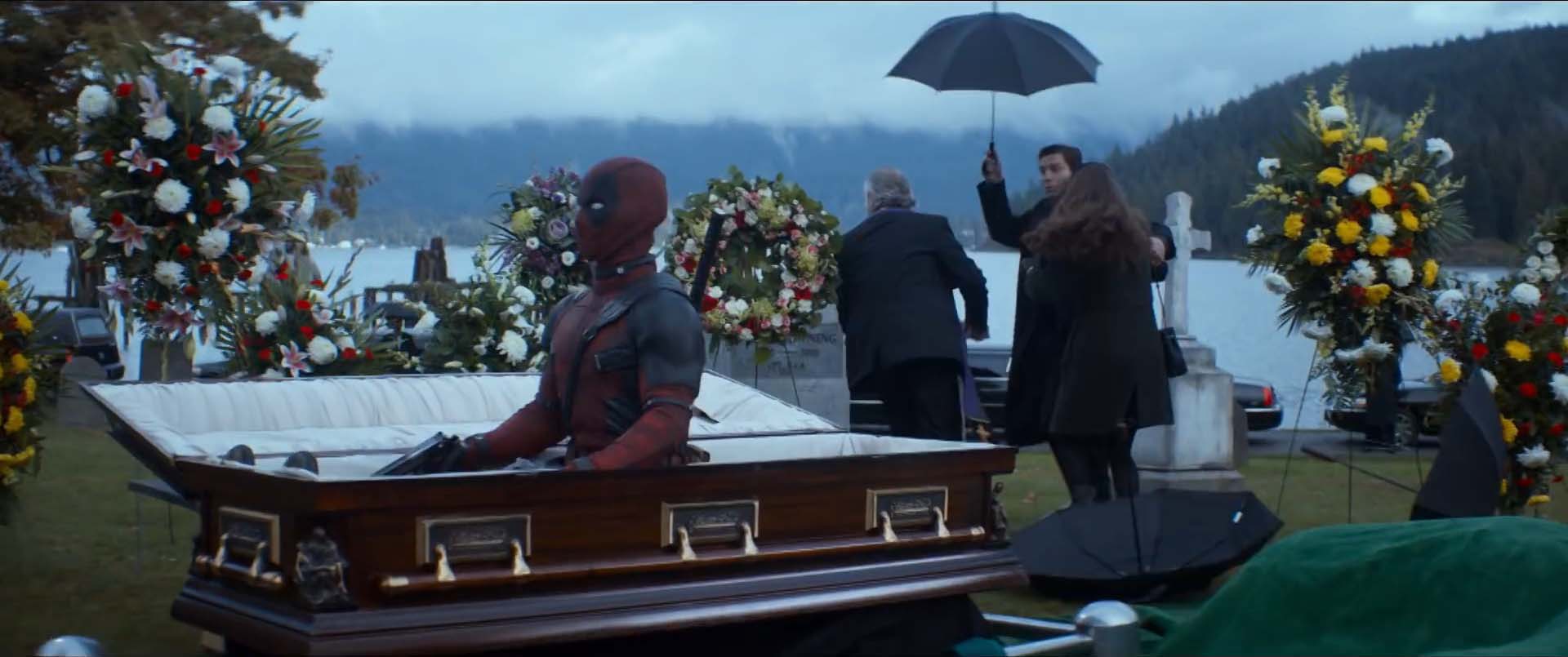 Deadpool sort d'un cercueil afin de tuer sa cible par surprise