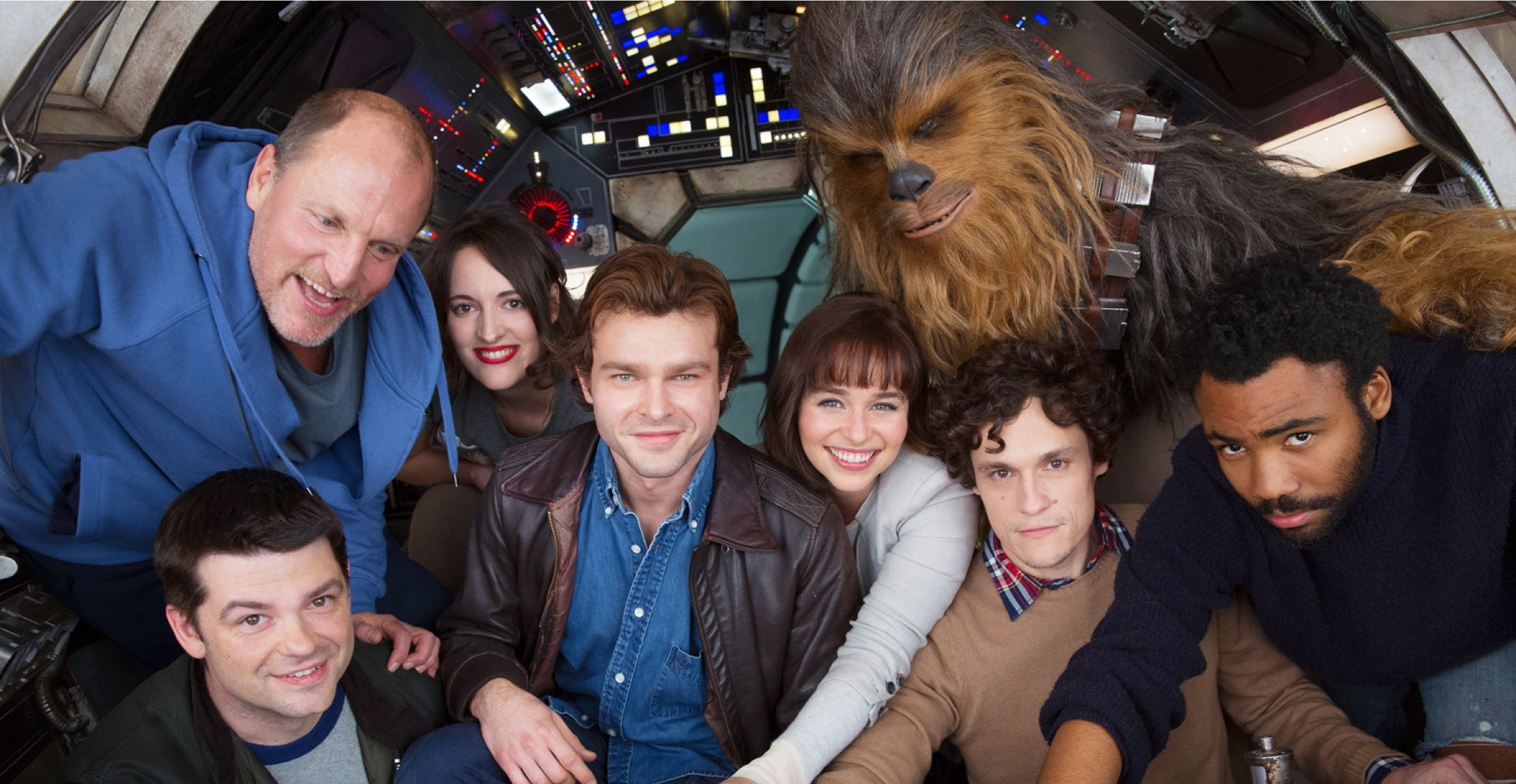 Solo: A Star Wars Story, le casting du film pose dans le faucon millénium
