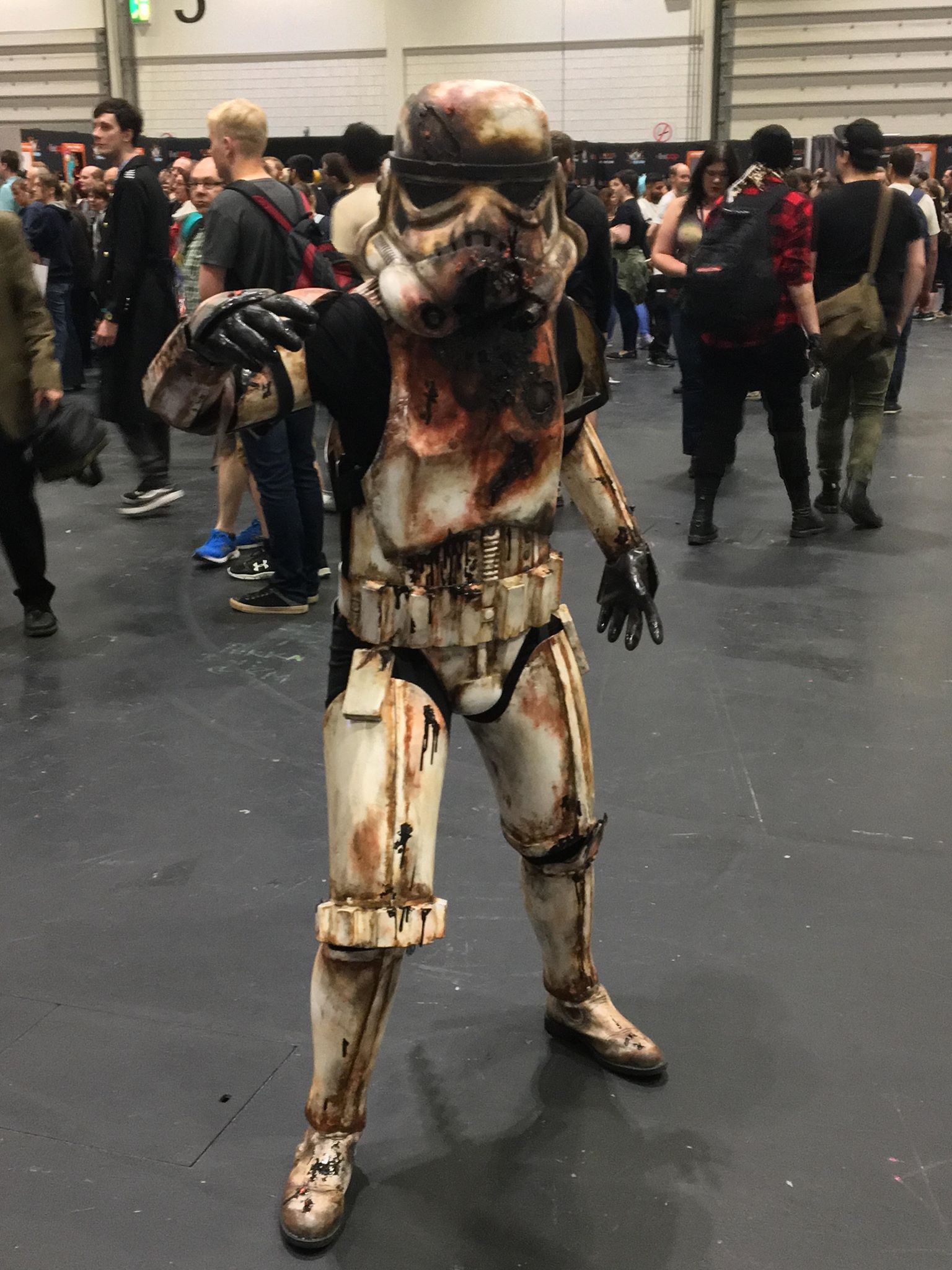 Cosplay d'un Stormtrooper sale au Comic Con 2018