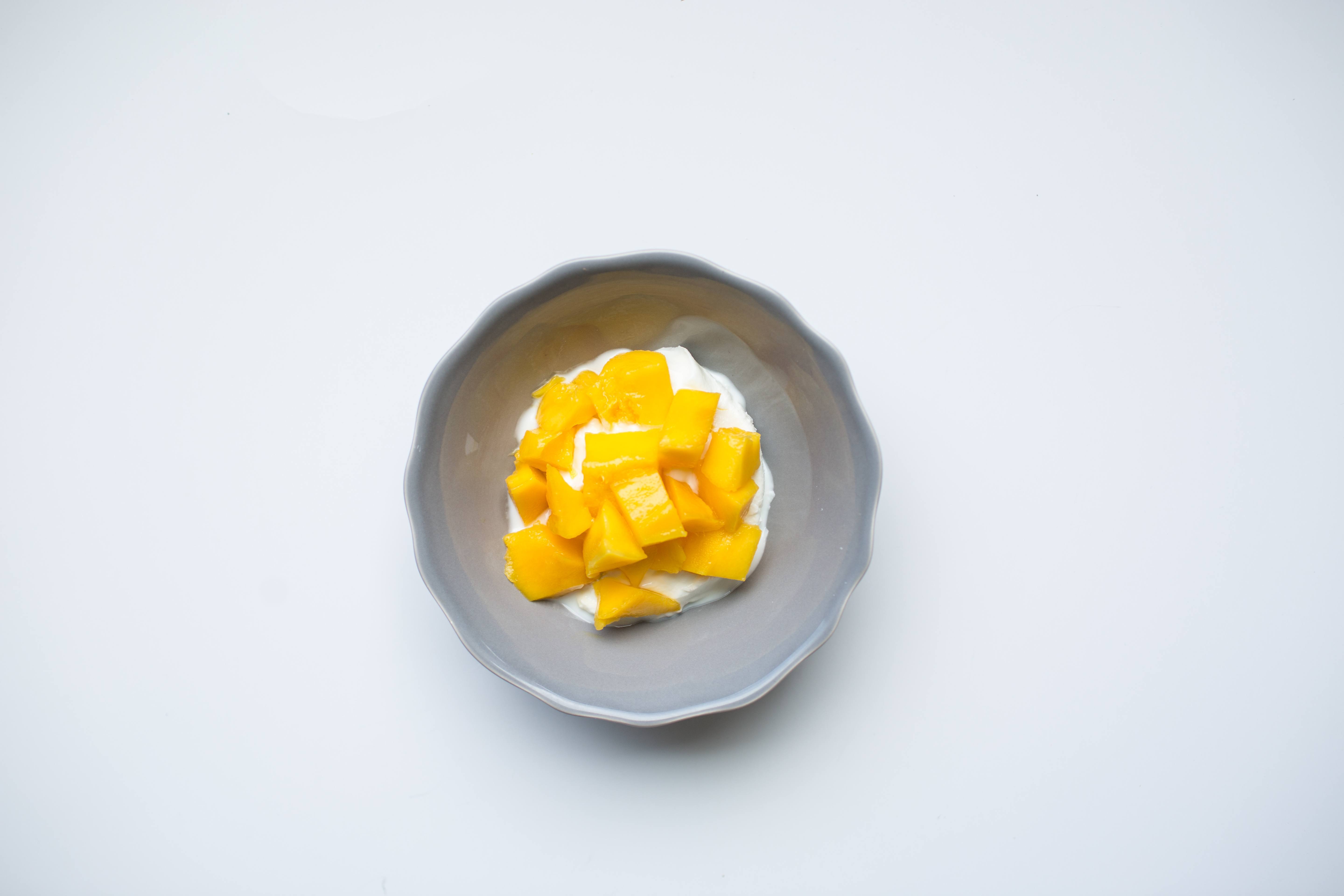 100 calorie snack fat free yogurt and mango