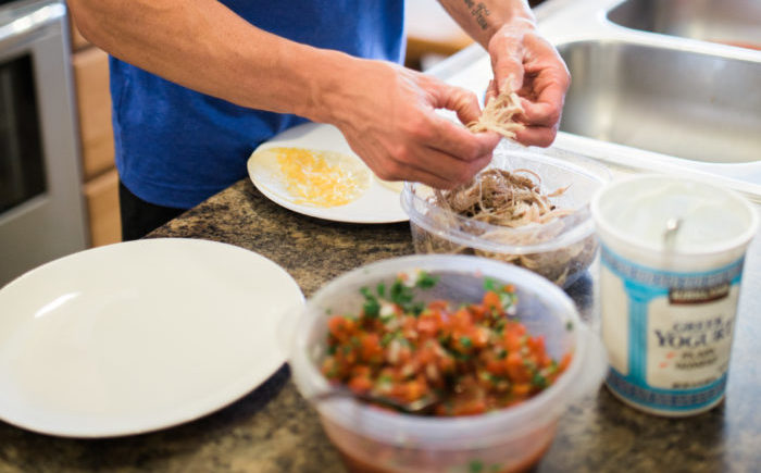 tränare Zac portionering mat för friska tacos.