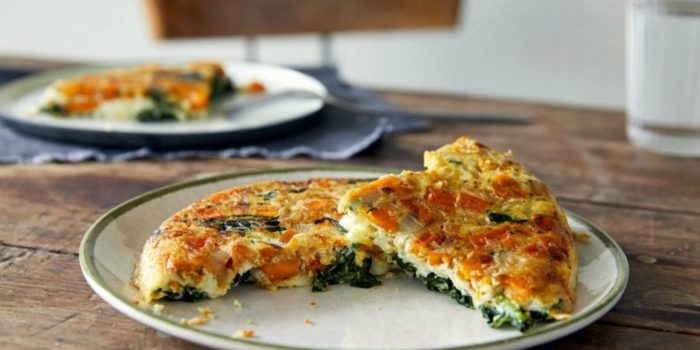 Frittata z Patelni z Batatów z Jarmużem i Cebulą | Przepis