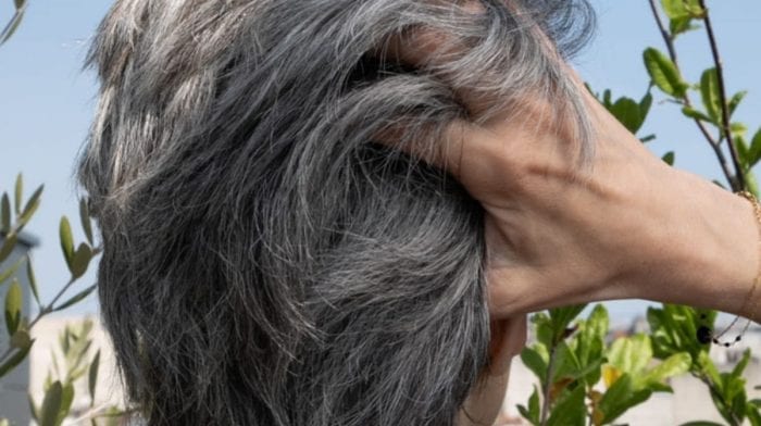 Comment cacher vos cheveux blancs ?