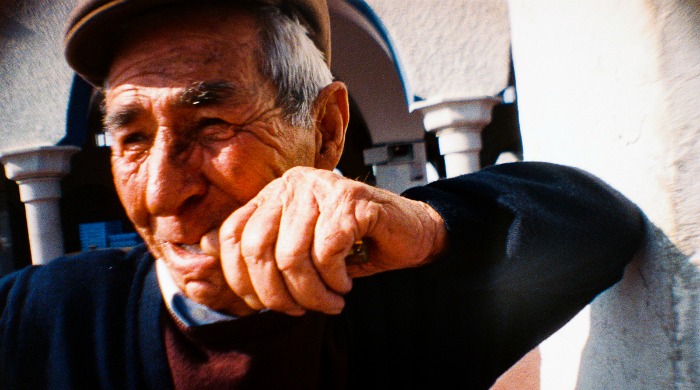 Lomography La Sardina: a smiling old man leaning against a wall.