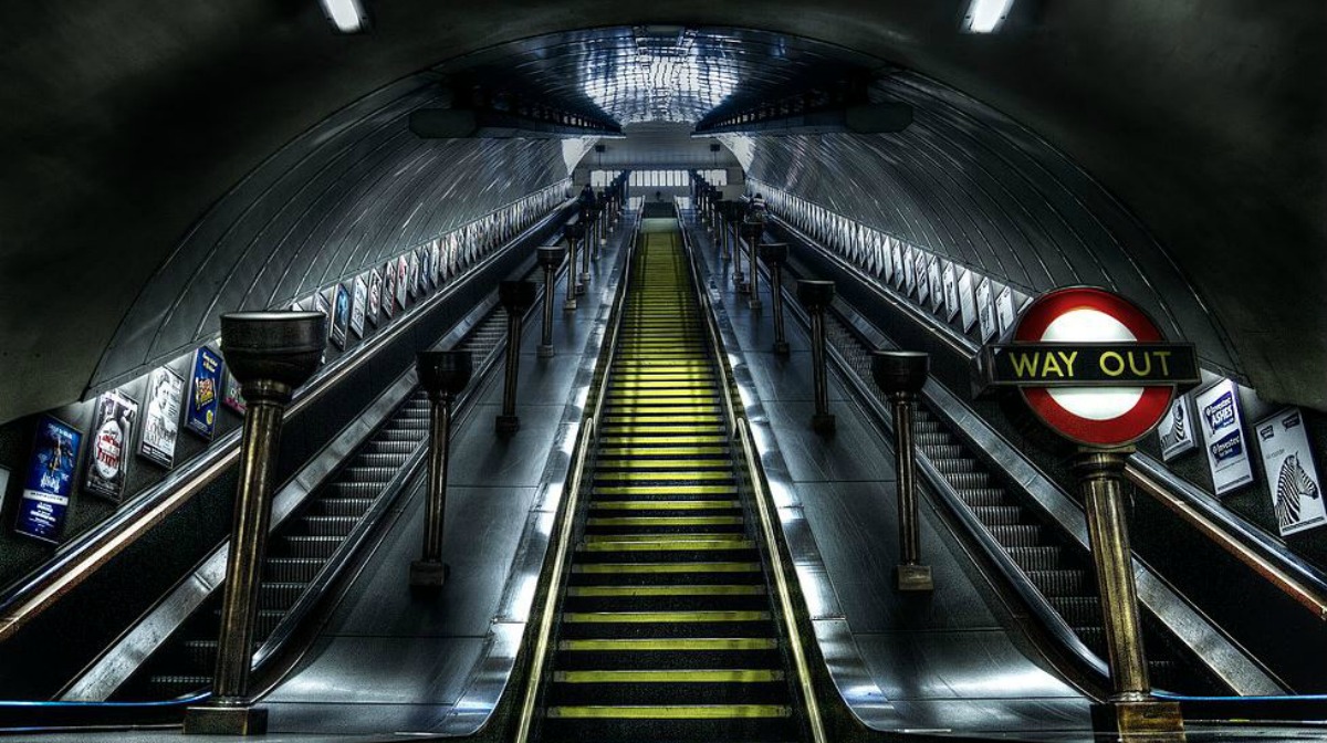 Эскалаторы метро глубина. Эскалатор в лондонском метро. Лестница в метро. Первый эскалатор в Лондоне. Туннель под эскалатор метро.