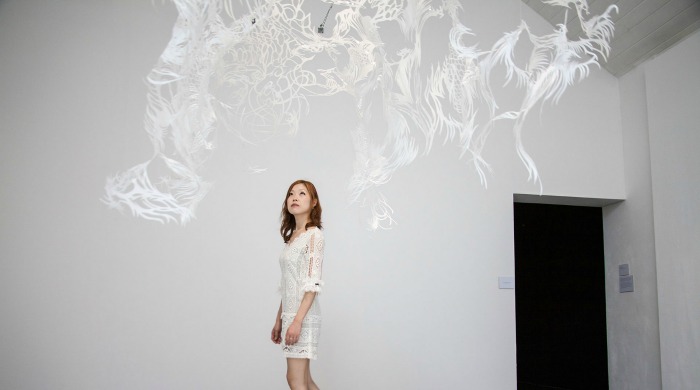 Nahoko Kojima with her 'Byaku' paper sculpture.