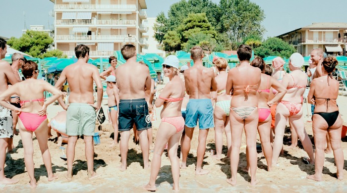 A photo of tourists on the beach from the 'Vistamar' series by Mario Dotti.