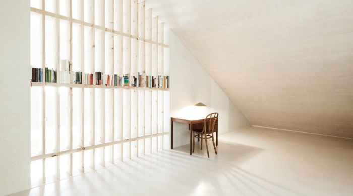 A living area in Wohnhaus Pliscia 13 by Pedevilla Architekten.