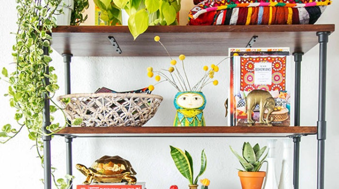 Shelves with colourful ornaments on them from the modern bohemia trend.
