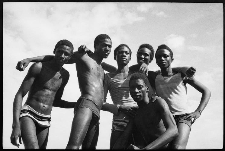 A la plage, 1974 (c) Malick Sidibé. Courtesy Galerie MAGNIN-A, Paris