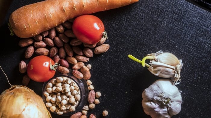Hummus a batátovo-mrkvové hranolky