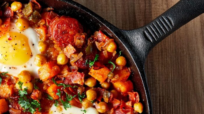 Recept na pikantní směs ze sladkých brambor a choriza | Chutná snídaně pro budování svalů